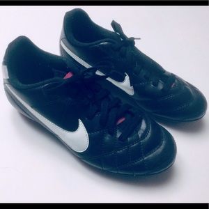 ⚽️ NIKE - GIRLS - OUTDOOR - BLACK & WHITE & PINK - SOCCER CLEATS ⚽️